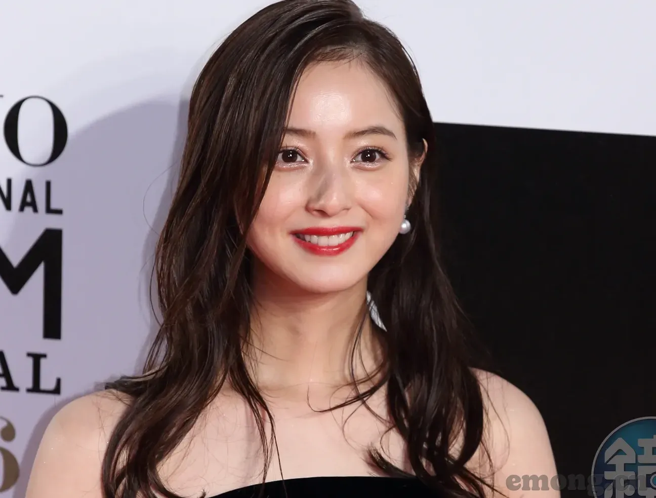 人妻17p-探索人妻角色的多维度视角，爱、责任与自我成长
